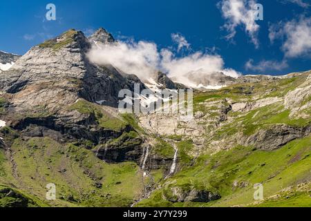 Cascade du Cirque de Troumouse dans le Parc National des Pyrénées près de Gavarnie-Gèdre, France, Europe Banque D'Images