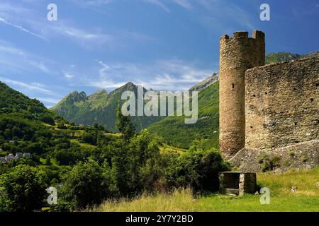 Les ruines du Château Sainte-Marie à Esterre et le paysage montagneux près de Luz-Saint-Sauveur, Pyrénées, France, Europe Banque D'Images