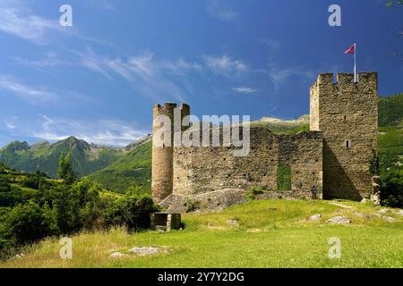 Les ruines du Château Sainte-Marie à Esterre et le paysage montagneux près de Luz-Saint-Sauveur, Pyrénées, France, Europe Banque D'Images