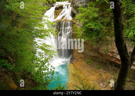 La cascade Cascada de la Cueva dans le parc national Ordesa y Monte Perdido, Espagne, Europe Banque D'Images