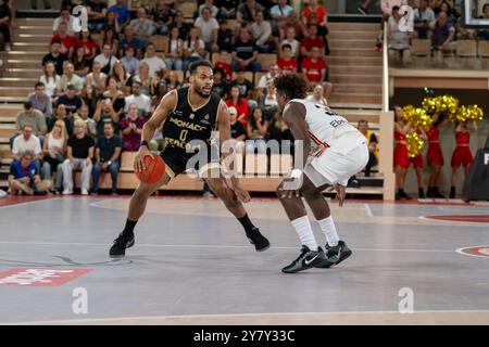 Monaco, Monaco. 29 septembre 2024. Joueur de Monaco #0 Elie Okobo et joueur de Strasbourg #30 Illan Petrus vus en action lors du match Betclic Elite entre L'AS Monaco et SIG Strasbourg à la salle Gaston Medecin. Score final AS Monaco 77 - 65 SIG Strasbourg. (Photo de Laurent Coust/SOPA images/SIPA USA) crédit : SIPA USA/Alamy Live News Banque D'Images