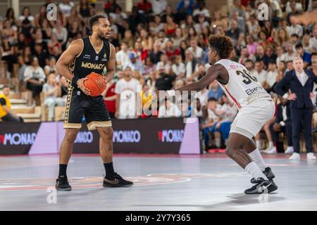 Monaco, Monaco. 29 septembre 2024. Joueur de Monaco #0 Elie Okobo et joueur de Strasbourg #30 Illan Pietrus vus en action lors du match Betclic Elite entre L'AS Monaco et SIG Strasbourg à la salle Gaston Medecin. Score final AS Monaco 77 - 65 SIG Strasbourg. (Photo de Laurent Coust/SOPA images/SIPA USA) crédit : SIPA USA/Alamy Live News Banque D'Images