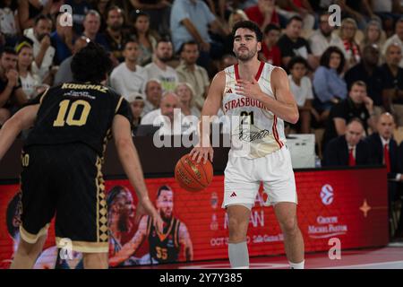 Monaco, Monaco. 29 septembre 2024. Le joueur de Monaco #10 Furkan Kurkmaz et le joueur de Strasbourg #21 Edan Maxhuni vus en action lors du match Betclic Elite entre L'AS Monaco et le SIG Strasbourg à la salle Gaston médecin. Score final AS Monaco 77 - 65 SIG Strasbourg. (Photo de Laurent Coust/SOPA images/SIPA USA) crédit : SIPA USA/Alamy Live News Banque D'Images