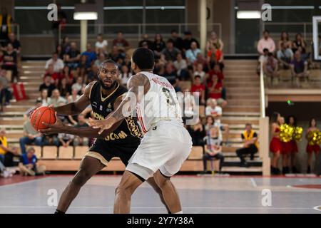 Monaco, Monaco. 29 septembre 2024. Le joueur de Monaco #30 Vitto Brown et le joueur de Strasbourg #9 Jeff Roberson vus en action lors du match Betclic Elite entre L'AS Monaco et le SIG Strasbourg à la salle Gaston médecin. Score final AS Monaco 77 - 65 SIG Strasbourg. (Photo de Laurent Coust/SOPA images/SIPA USA) crédit : SIPA USA/Alamy Live News Banque D'Images