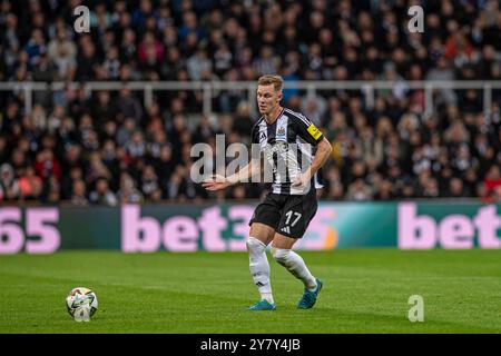Newcastle upon Tyne, Royaume-Uni. 1er octobre 2024. Newcastle upon Tyne, Angleterre - 1er octobre : Emil Krafth de Newcastle lors du match de la Carabao Cup 2024/25 entre Newcastle United FC et AFC Wimbledon au St James Park le 1er octobre 2024 à Newcastle upon Tyne, Angleterre. (Richard Callis/SPP) crédit : photo de presse sportive SPP. /Alamy Live News Banque D'Images