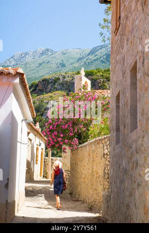 Dhermi, village de la côte ionienne appuyé contre les montagnes cérauniennes, Albanie, Europe du Sud-est Banque D'Images