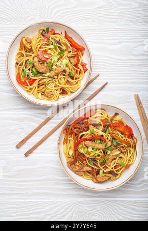 Chow mein avec poulet et légumes Banque D'Images