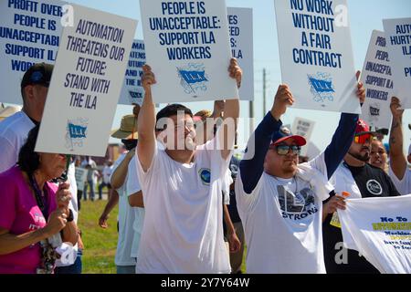 Houston, États-Unis. 1er octobre 2024. Les travailleurs portuaires participent à une grève au Port Houston au Texas, aux États-Unis, le 1er octobre 2024. Environ 45 000 travailleurs portuaires à travers les côtes est des États-Unis et du Golfe ont fait grève mardi alors que la date limite de minuit pour un nouvel accord de travail sur les salaires et l'automatisation était passée. Crédit : Chengyue Lao/Xinhua/Alamy Live News Banque D'Images