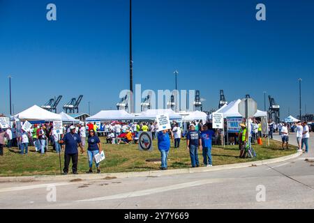 Houston, États-Unis. 1er octobre 2024. Les travailleurs portuaires participent à une grève au Port Houston au Texas, aux États-Unis, le 1er octobre 2024. Environ 45 000 travailleurs portuaires à travers les côtes est des États-Unis et du Golfe ont fait grève mardi alors que la date limite de minuit pour un nouvel accord de travail sur les salaires et l'automatisation était passée. Crédit : Chengyue Lao/Xinhua/Alamy Live News Banque D'Images