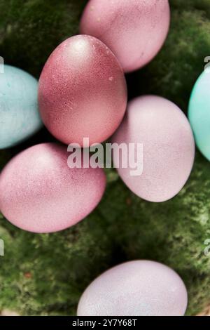 Oeufs de Pâques colorés sur mousse verte Banque D'Images