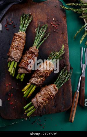 Petits pains de bœuf aux asperges sauvages Banque D'Images