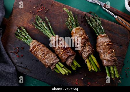 Petits pains de bœuf aux asperges sauvages Banque D'Images