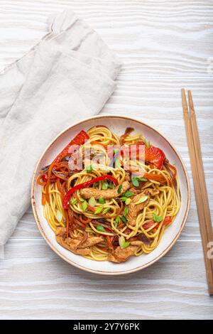 Chow mein avec poulet et légumes Banque D'Images