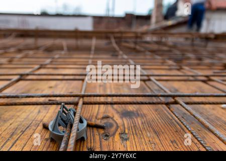 Web de barre d'armature métallique ou d'acier d'armature sur le chantier de construction, plaque de béton est sur le point d'être faite, barre d'armature en acier pour le support et la force. Renforcé c Banque D'Images