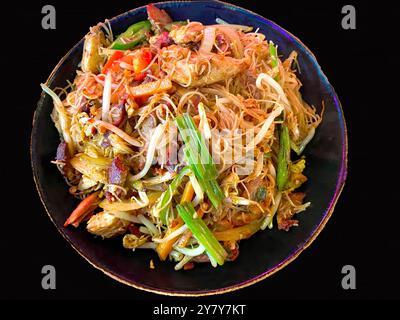 Délicieuse assiette de nouilles de riz asiatiques épicées de Singapour avec viandes, fruits de mer et légumes Banque D'Images