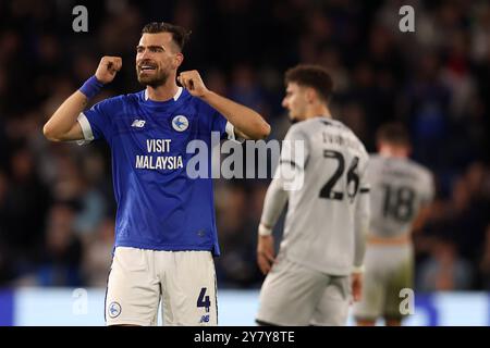 Cardiff, Royaume-Uni. 1er octobre 2024. Dimitrios Goutas de Cardiff célèbre la victoire de ses équipes après le match. EFL Skybet championnat match, Cardiff City v Millwall au Cardiff City Stadium de Cardiff, pays de Galles, le mardi 1er octobre 2024. Cette image ne peut être utilisée qu'à des fins éditoriales. Usage éditorial exclusif, photo d'Andrew Orchard/Alamy Live News Banque D'Images