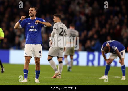 Cardiff, Royaume-Uni. 1er octobre 2024. Dimitrios Goutas de Cardiff célèbre la victoire de ses équipes après le match. EFL Skybet championnat match, Cardiff City v Millwall au Cardiff City Stadium de Cardiff, pays de Galles, le mardi 1er octobre 2024. Cette image ne peut être utilisée qu'à des fins éditoriales. Usage éditorial exclusif, photo d'Andrew Orchard/Alamy Live News Banque D'Images