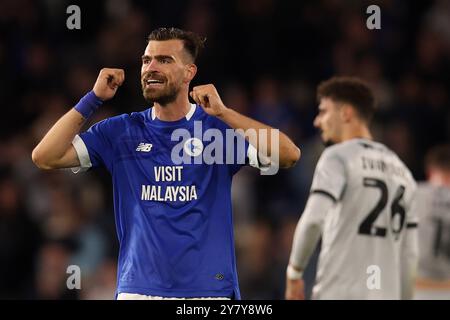 Cardiff, Royaume-Uni. 1er octobre 2024. Dimitrios Goutas de Cardiff célèbre la victoire de ses équipes après le match. EFL Skybet championnat match, Cardiff City v Millwall au Cardiff City Stadium de Cardiff, pays de Galles, le mardi 1er octobre 2024. Cette image ne peut être utilisée qu'à des fins éditoriales. Usage éditorial exclusif, photo d'Andrew Orchard/Alamy Live News Banque D'Images