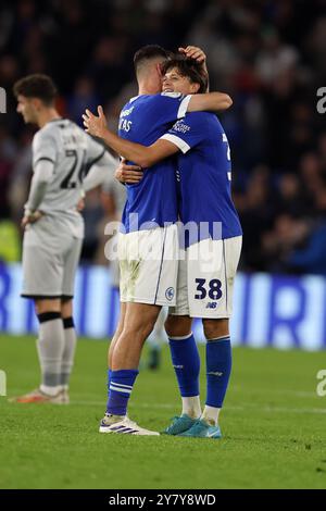 Cardiff, Royaume-Uni. 1er octobre 2024. Dimitrios Goutas de Cardiff City (l) embrasse Perry NG de Cardiff City après le match. EFL Skybet championnat match, Cardiff City v Millwall au Cardiff City Stadium de Cardiff, pays de Galles, le mardi 1er octobre 2024. Cette image ne peut être utilisée qu'à des fins éditoriales. Usage éditorial exclusif, photo d'Andrew Orchard/Alamy Live News Banque D'Images