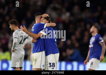 Cardiff, Royaume-Uni. 1er octobre 2024. Dimitrios Goutas de Cardiff City (l) embrasse Perry NG de Cardiff City après le match. EFL Skybet championnat match, Cardiff City v Millwall au Cardiff City Stadium de Cardiff, pays de Galles, le mardi 1er octobre 2024. Cette image ne peut être utilisée qu'à des fins éditoriales. Usage éditorial exclusif, photo d'Andrew Orchard/Alamy Live News Banque D'Images