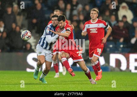 Finn Azaz de Middlesbrough se bat pour le ballon avec Alex Mowatt de West Bromwich Albion lors du match du Sky Bet Championship entre West Bromwich Albion et Middlesbrough aux Hawthorns, West Bromwich le mardi 1er octobre 2024. (Photo : Trevor Wilkinson | mi News) crédit : MI News & Sport /Alamy Live News Banque D'Images