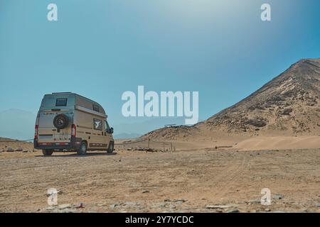 Jeune couple dans le site archéologique de la ville sacrée de Caral, Pérou. Banque D'Images