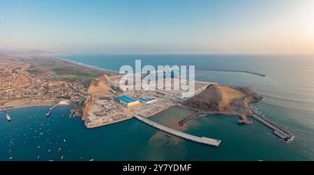 Vue panoramique sur le port de Chancay Mega. Situé au Pérou, en construction, futur hub maritime de l'Amérique du Sud. Chancay Lima, Pérou. Banque D'Images