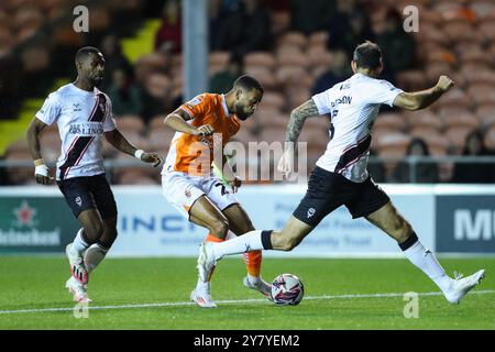 Blackpool, Royaume-Uni. 1er octobre 2024. CJ Hamilton de Blackpool a tiré au but lors du match de Sky Bet League 1 Blackpool vs Lincoln City à Bloomfield Road, Blackpool, Royaume-Uni, le 1er octobre 2024 (photo par Gareth Evans/News images) à Blackpool, Royaume-Uni le 10/1/2024. (Photo de Gareth Evans/News images/SIPA USA) crédit : SIPA USA/Alamy Live News Banque D'Images