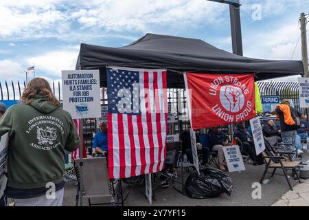 New York, États-Unis. 1er octobre 2024. Les travailleurs ont rejoint la ligne de piquetage pour les débardeurs au terminal Red Hook à Brooklyn, New York, le 1er octobre 2024, exigeant un contrat équitable, y compris l'arrêt de l'utilisation de la nouvelle technologie pour l'automatisation de la manutention des conteneurs. Plus de 50 000 travailleurs font grève dans les ports de la côte est et du Texas après l'expiration du contrat entre l'ILA et l'Alliance maritime des États-Unis, ou USMX. (Photo de Lev Radin/Sipa USA) crédit : Sipa USA/Alamy Live News Banque D'Images