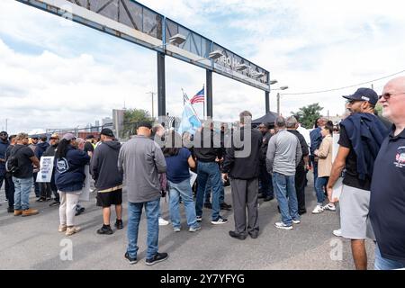 New York, États-Unis. 1er octobre 2024. Les travailleurs ont rejoint la ligne de piquetage pour les débardeurs au terminal Red Hook à Brooklyn, New York, le 1er octobre 2024, exigeant un contrat équitable, y compris l'arrêt de l'utilisation de la nouvelle technologie pour l'automatisation de la manutention des conteneurs. Plus de 50 000 travailleurs font grève dans les ports de la côte est et du Texas après l'expiration du contrat entre l'ILA et l'Alliance maritime des États-Unis, ou USMX. (Photo de Lev Radin/Sipa USA) crédit : Sipa USA/Alamy Live News Banque D'Images