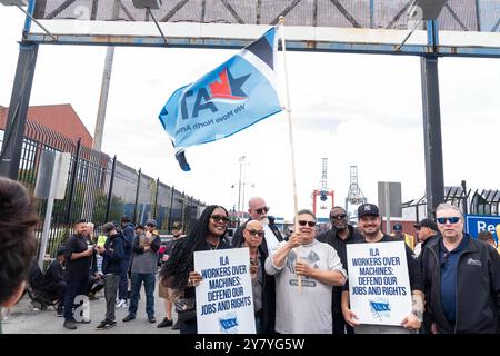 New York, New York, États-Unis. 1er octobre 2024. Des travailleurs vus à la ligne de piquetage pour les débardeurs au terminal Red Hook à Brooklyn, New York, le 1er octobre 2024 exigeant un contrat équitable, y compris l'arrêt de l'utilisation de la nouvelle technologie pour l'automatisation de la manutention des conteneurs. (Crédit image : © Lev Radin/ZUMA Press Wire) USAGE ÉDITORIAL SEULEMENT! Non destiné à UN USAGE commercial ! Banque D'Images