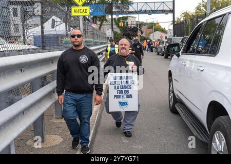 New York, New York, États-Unis. 1er octobre 2024. Des travailleurs vus à la ligne de piquetage pour les débardeurs au terminal Red Hook à Brooklyn, New York, le 1er octobre 2024 exigeant un contrat équitable, y compris l'arrêt de l'utilisation de la nouvelle technologie pour l'automatisation de la manutention des conteneurs. (Crédit image : © Lev Radin/ZUMA Press Wire) USAGE ÉDITORIAL SEULEMENT! Non destiné à UN USAGE commercial ! Banque D'Images