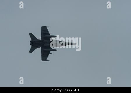 Un chasseur McDonnell Douglas F/A-18 d Hornet avec le corps des Marines des États-Unis volant près de la base aérienne Naf Atsugi, Kanagawa, Japon. Banque D'Images