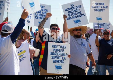 Pékin, États-Unis. 1er octobre 2024. Les travailleurs portuaires participent à une grève au Port Houston au Texas, aux États-Unis, le 1er octobre 2024. Environ 45 000 travailleurs portuaires à travers les côtes est des États-Unis et du Golfe ont fait grève mardi alors que la date limite de minuit pour un nouvel accord de travail sur les salaires et l'automatisation était passée. Crédit : Chengyue Lao/Xinhua/Alamy Live News Banque D'Images