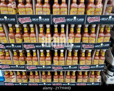 Los Angeles, Californie, États-Unis - 10-25-2021: Une vue de plusieurs bouteilles de sauce chaude Cholula, en exposition dans une grande épicerie locale. Banque D'Images