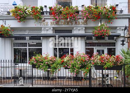 Les pubs londoniens ont des extérieurs colorés décorés de fleurs Banque D'Images