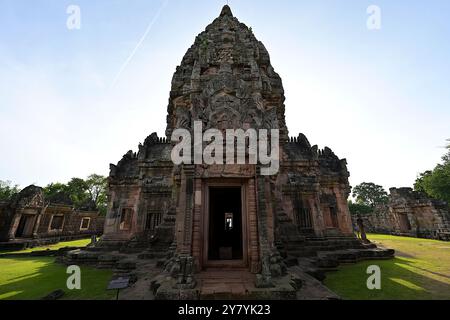 Passerelle avec relief représentant la bataille avec Indrajit, un personnage majeur mentionné dans l'épopée indienne Ramayana, Phanom Rung Historical Park Banque D'Images