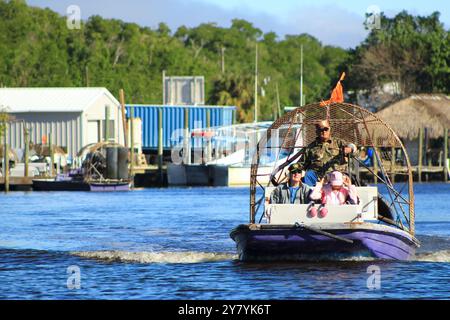 Everglades City, Floride, États-Unis - 01-07-2016 : une vue d'une excursion en bateau fanboat se déplaçant à travers le marais, avec des touristes appréciant la balade. Banque D'Images