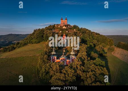 Banska Stiavnica, Slovaquie - vue aérienne du magnifique calvaire baroque en Slovaquie au coucher du soleil un après-midi d'été avec un ciel bleu clair à l'arrière-plan Banque D'Images