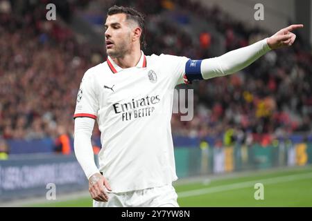 Leverkusen, Allemagne. 1er octobre 2024. Théo Hernandez de l'AC Milan lors de la Ligue des Champions de l'UEFA, phase de Ligue, match de football du jour 2 entre Bayer Leverkusen et l'AC Milan le 1er octobre 2024 à la BayArena de Leverkusen, Allemagne - photo Laurent Lairys/DPPI crédit : DPPI Media/Alamy Live News Banque D'Images