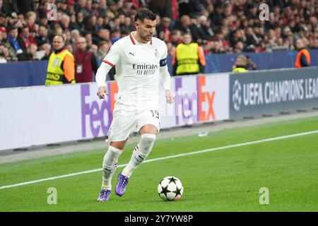 Leverkusen, Allemagne. 1er octobre 2024. Théo Hernandez de l'AC Milan lors de la Ligue des Champions de l'UEFA, phase de Ligue, match de football du jour 2 entre Bayer Leverkusen et l'AC Milan le 1er octobre 2024 à la BayArena de Leverkusen, Allemagne - photo Laurent Lairys/DPPI crédit : DPPI Media/Alamy Live News Banque D'Images