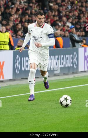 Leverkusen, Allemagne. 1er octobre 2024. Théo Hernandez de l'AC Milan lors de la Ligue des Champions de l'UEFA, phase de Ligue, match de football du jour 2 entre Bayer Leverkusen et l'AC Milan le 1er octobre 2024 à la BayArena de Leverkusen, Allemagne - photo Laurent Lairys/DPPI crédit : DPPI Media/Alamy Live News Banque D'Images