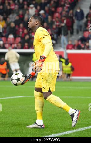 Leverkusen, Allemagne. 1er octobre 2024. Mike Maignan de l'AC Milan lors de la Ligue des Champions de l'UEFA, phase de Ligue, match de football du jour 2 entre Bayer Leverkusen et AC Milan le 1er octobre 2024 à la BayArena de Leverkusen, Allemagne - photo Laurent Lairys/DPPI crédit : DPPI Media/Alamy Live News Banque D'Images