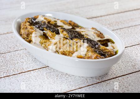 Une vue d'une trempette d'aubergine persane appelée kashk bademjan. Banque D'Images