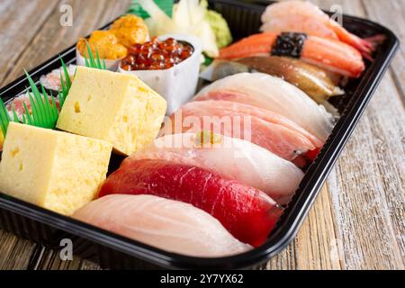 Une vue rapprochée d'un plateau de sushis nigiri assortis. Banque D'Images