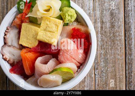 Une vue de dessus d'un bol d'ingrédients de sushi assortis. Banque D'Images