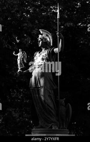 Bucarest, Roumanie - 27 septembre 2024 : Statue de la déesse grecque Athéna tenant la déesse Nike. Banque D'Images