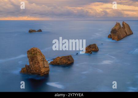 Les formations rocheuses Urros de Liencres près de Playa de la Arnía, mieux connue sous le nom de Arnía, une plage dans le Parc naturel des Dunas de Liencres et Costa Q. Banque D'Images