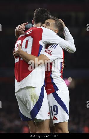 Kai Havertz d'Arsenal célèbre son but avec Leandro Trossard lors du match de football UEFA Champions League, match de la deuxième journée entre l'Arsenal FC et le Paris Saint-Germain (PSG) le 1er octobre 2024 à l'Emirates Stadium de Londres, en Angleterre Banque D'Images