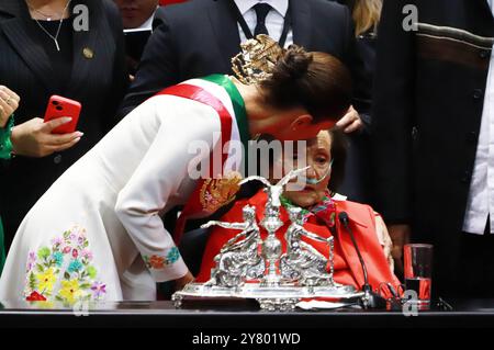 Inauguration de la Claudia Sheinbaum première femme Présidente mexicaine entrante la Présidente mexicaine Claudia Sheinbaum Pardo embrasse la Présidente de la Chambre des députés Ifigenia Martinez lors de la cérémonie d'inauguration au Congrès de l'Union. Le 1er octobre 2024 à Mexico, Mexique. Photo de Carlos Santiago/ Eyepix Group Mexico CDMX Mexico Copyright : xCarlosxSantiagox Banque D'Images